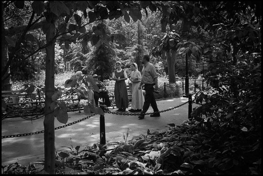 washington square park - black and white photo